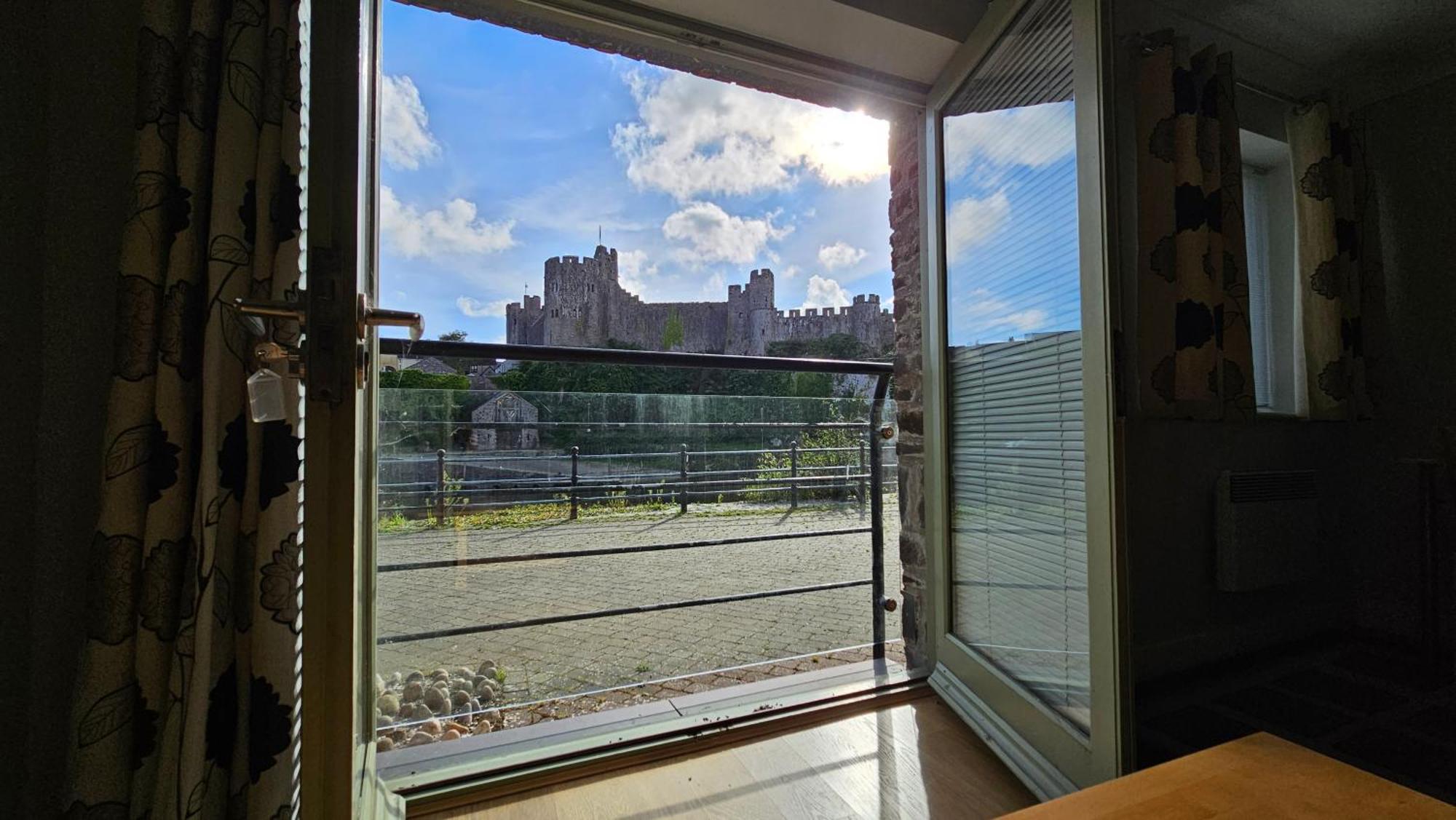 Apartmán Castle Pond House Pembroke Exteriér fotografie