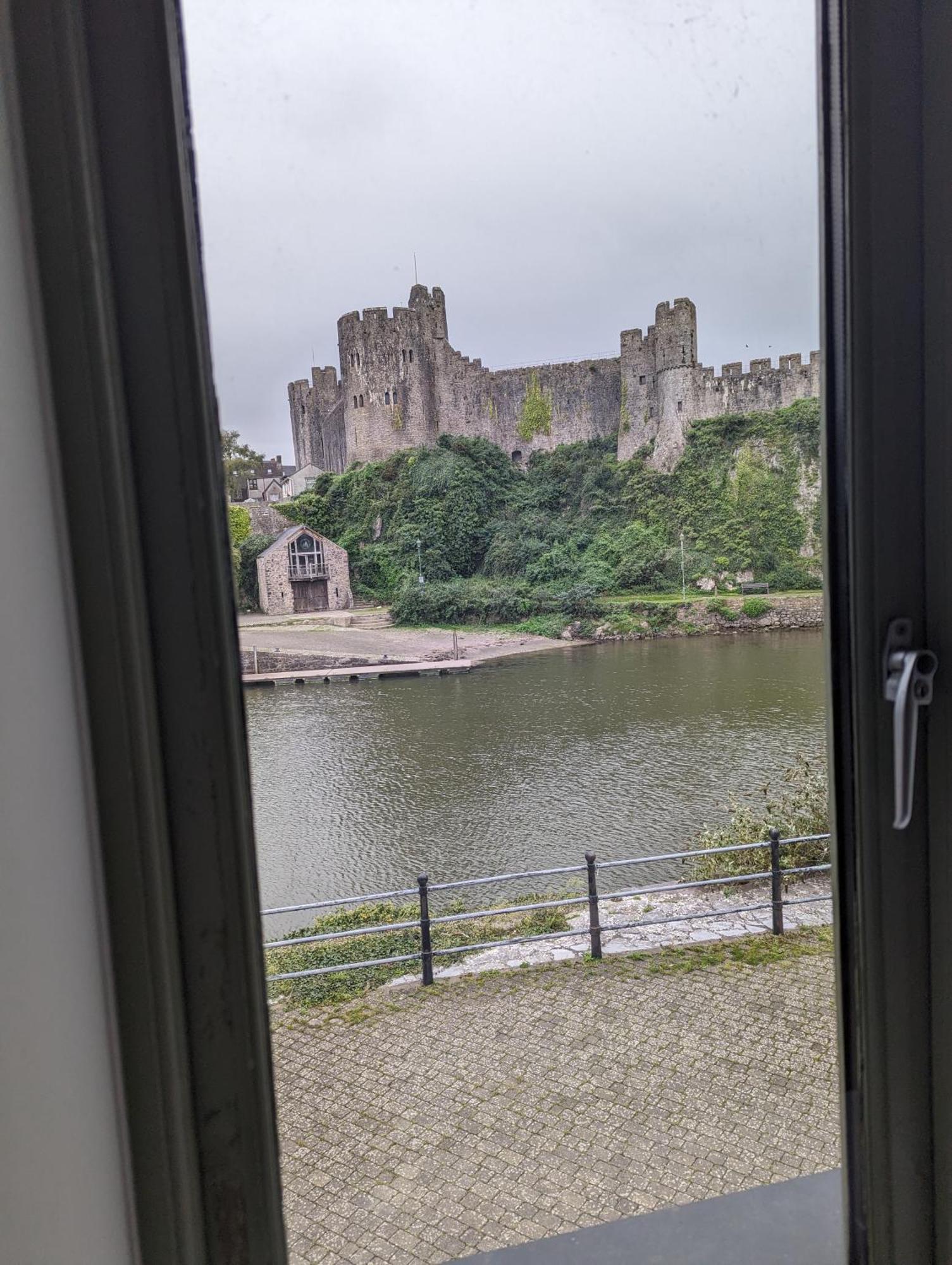 Apartmán Castle Pond House Pembroke Exteriér fotografie