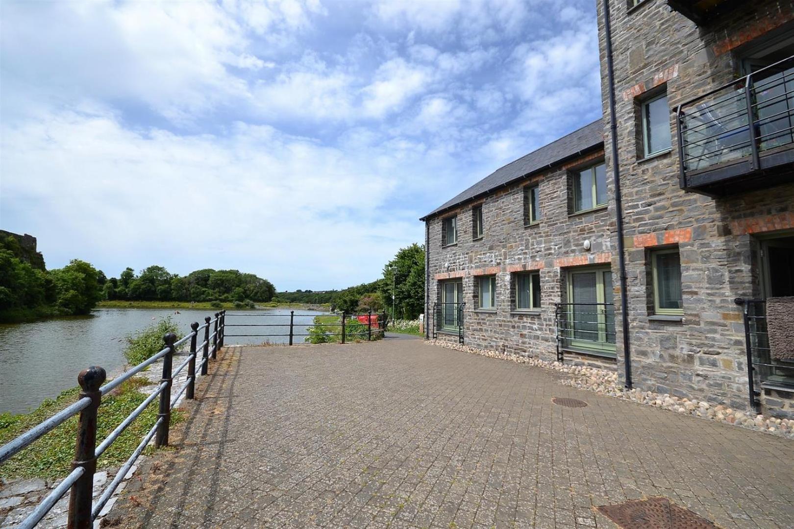 Apartmán Castle Pond House Pembroke Exteriér fotografie